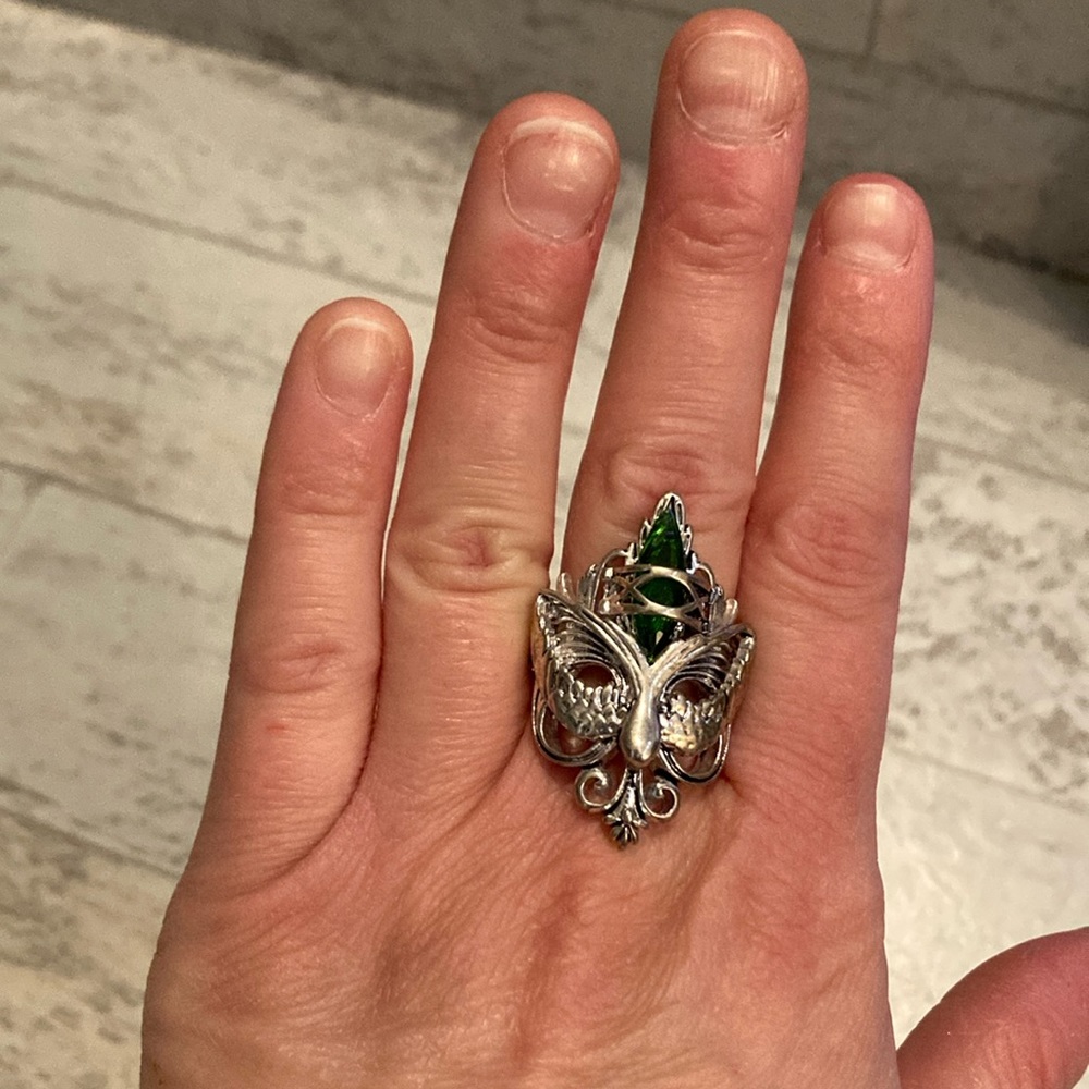Vintage Style Emerald Bali Mardi Gras Mask Silver Tone Ornate Cocktail Ring